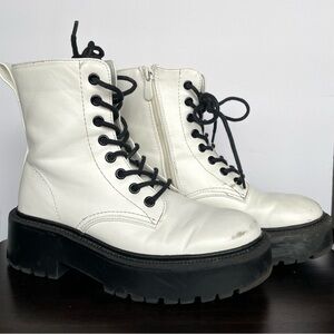 Dream Pairs Combat Ankle Boots Lace-Up Zipper,  white faux leather, Size 6.